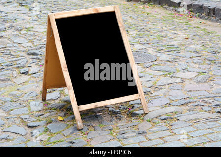 Lavagna vuota sulla strada. All'esterno. Foto Stock