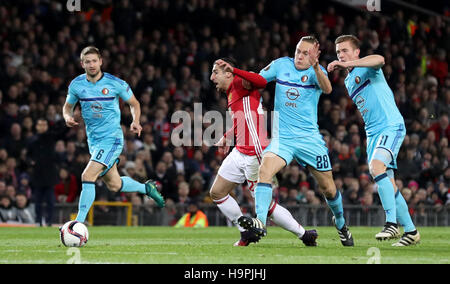 Il Manchester United Mkhitaryan Henrikh è affrontato da Feyenoord di Jens Toornstra (28) durante la UEFA Europa League a Old Trafford, Manchester. Foto Stock