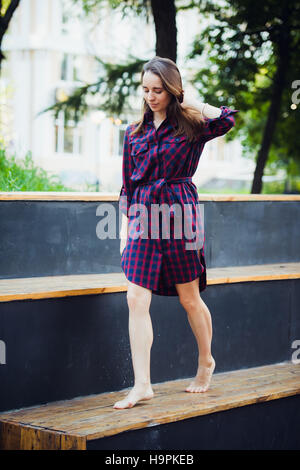 Ragazza fa piroettare camminando su un tiptoes contro d'estate il parco. Foto Stock