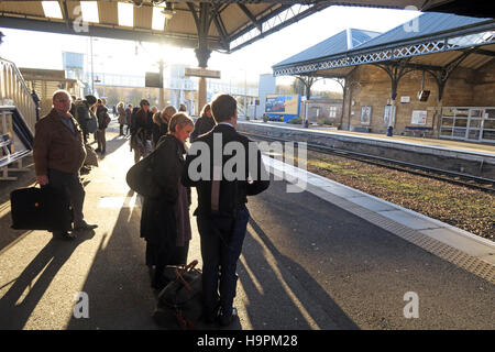 I passeggeri che gettano ombre su una piattaforma ferroviaria, Perth,Scozia,UK Foto Stock