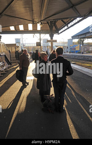 I passeggeri che gettano ombre su una piattaforma ferroviaria, Perth,Scozia,UK Foto Stock