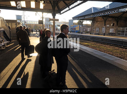 I passeggeri che gettano ombre su una piattaforma ferroviaria, Perth,Scozia,UK Foto Stock