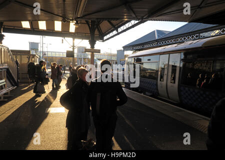 I passeggeri che gettano ombre su una piattaforma ferroviaria, Perth,Scozia,UK Foto Stock