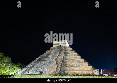 Tempio maya le rovine di Chichen Itza di notte con stelle di Piramide di Kukulkan, stato dello Yucatan, Penisola dello Yucatan, Messico Foto Stock