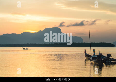 Longtail barca da pesca a Samchong-Tai borgo peschereccio di sunrise in Phang-Nga, Thailandia. Foto Stock