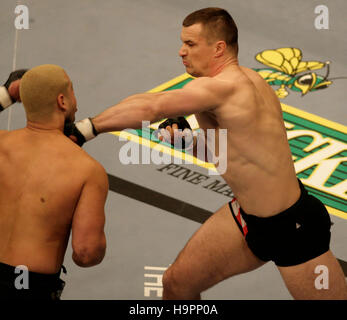 Mirko Cro Cop, destra, combatte Eddie Sanchez al Ultimate Fighting Championship campione UFC 67 al Mandalay Bay Hotel di Las Vegas il 3 febbraio, 2007. Photo credit: Francesco Specker Foto Stock