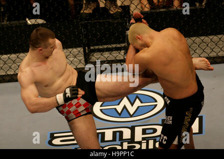 Mirko Cro Cop, sinistra, combatte Eddie Sanchez al Ultimate Fighting Championship campione UFC 67 al Mandalay Bay Hotel di Las Vegas il 3 febbraio, 2007. Photo credit: Francesco Specker Foto Stock