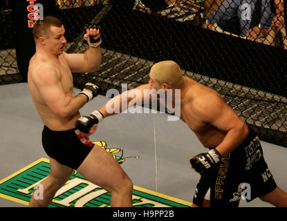 Mirko Cro Cop, sinistra, combatte Eddie Sanchez al Ultimate Fighting Championship campione UFC 67 al Mandalay Bay Hotel di Las Vegas il 3 febbraio, 2007. Photo credit: Francesco Specker Foto Stock