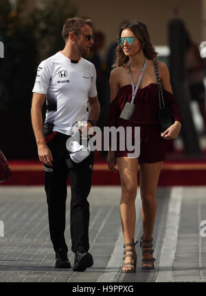 McLaren driver Honda Jenson Button arriva al circuito con la sua fidanzata Brittny Ward durante la pratica a Yas Marina Circuit Abu Dhabi. Foto Stock