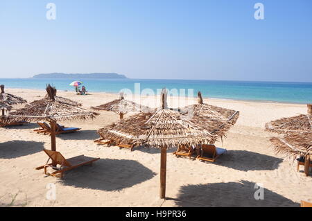 Ombrelloni in legno e lettini da spiaggia sulla bella spiaggia di Ngapali, MYANMAR Birmania Foto Stock