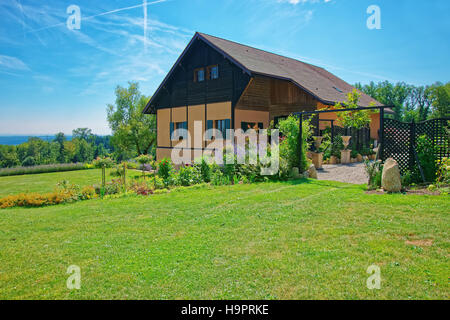 Swiss House in un villaggio a Yverdon-les-Bains Les Bains presso Jura Nord Vaudois quartiere di Canton Vaud, Svizzera. Foto Stock