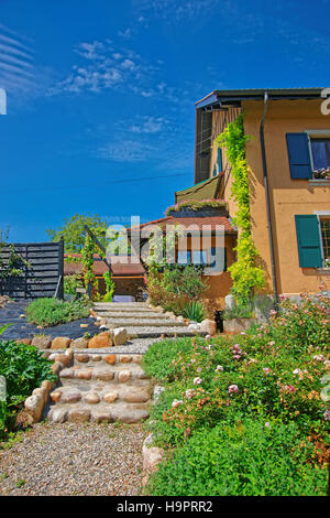 Villaggio Svizzero House a Yverdon les Bains, Jura Nord Vaudois quartiere di Canton Vaud, Svizzera. Foto Stock