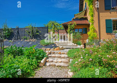 Villaggio Svizzero House a Yverdon les Bains in Jura Nord Vaudois quartiere di Canton Vaud, Svizzera. Foto Stock