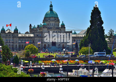 L'edificio legislativo di Victoria con fiori di benvenuto e porto anteriore Foto Stock