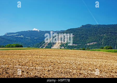 Campo in un villaggio svizzero, Yverdon les Bains presso Jura Nord Vaudois distretto del Cantone di Vaud, in Svizzera. Foto Stock