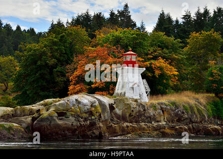 Una immagine di un faro automatico su una costa rocciosa in B.C., Canada Foto Stock