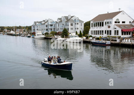 Mystic River Connecticut USA - una piccola imbarcazione da diporto e passeggeri crociera lungo il fiume mistico Foto Stock