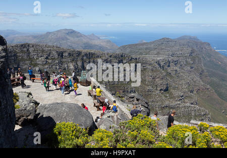 Le persone che si godono la vista dalla cima della Table Mountain e Cape Town, Sud Africa Foto Stock
