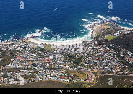 Il borgo e la spiaggia di Camps Bay, visto dalla parte superiore della Table Mountain e Cape Town, Sud Africa Foto Stock