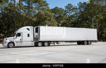 Il trattore e il rimorchio parcheggiato su una autostrada di riposo area - Interstate 10 a Tallahassee, Florida USA Foto Stock