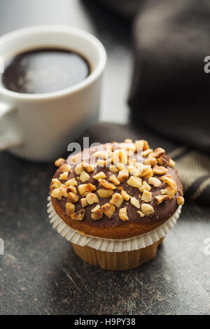 Dolce muffin di nocciole e la tazza di caffè. Foto Stock