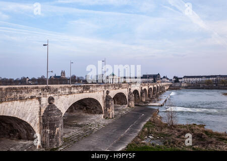 Guardando al di là del fiume Loira verso la città di Tours. Pont Wilson aiuta a prendere noi attraverso le acque correnti. Foto Stock