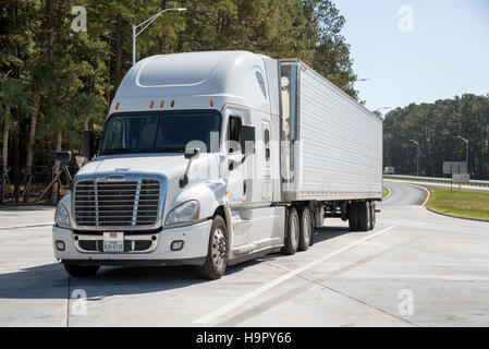 Il trattore e il rimorchio parcheggiato su una autostrada di riposo area - Interstate 10 a Tallahassee, Florida USA Foto Stock