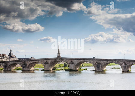 Il fiume Loira e Pont Jacques Gabriel a Blois. Foto Stock