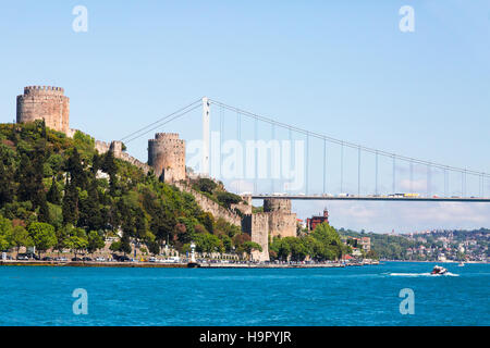 Fortezza Rumelihisari lungo il Bosforo ad Istanbul in Turchia Foto Stock