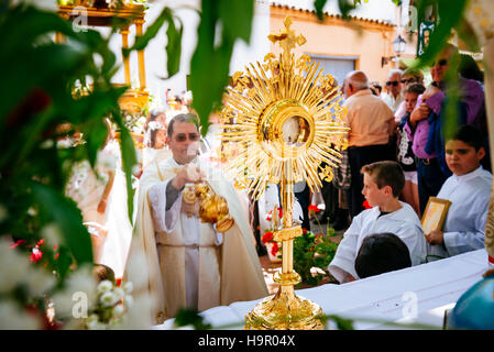 Il sacerdote e i bambini che hanno celebrato la Prima Comunione. Festa del Corpus Domini, Camuñas, Toledo, Castilla La Mancha, in Spagna Foto Stock