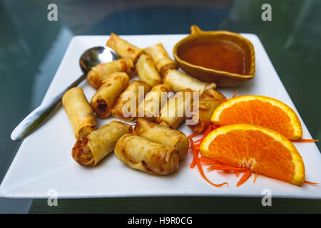 Cibo tailandese: fritte involtini di cavolo (servito con salsa di prugne) Foto Stock