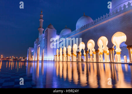 Acqua nella parte anteriore della Sheikh Zayed Grande Moschea di Abu Dhabi, Emirati Arabi Uniti, Emirati arabi uniti Foto Stock