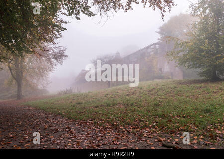 La collina del giardino e Pergola nella nebbia di Hampstead. Foto Stock