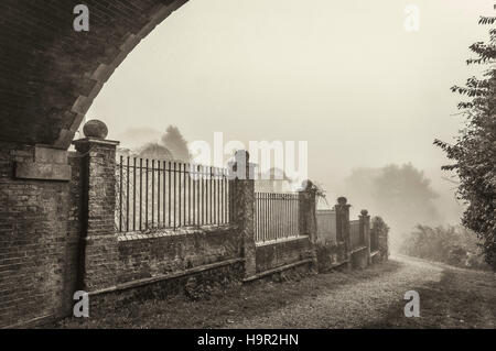 La collina del giardino e Pergola nella nebbia di Hampstead. Foto Stock
