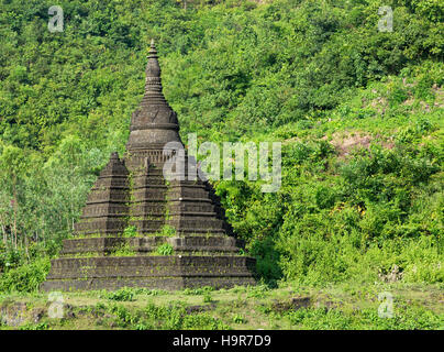 Piccola pagoda in Mrauk U, la Stato di Rakhine del Myanmar, circondato da vegetazione lussureggiante. Foto Stock