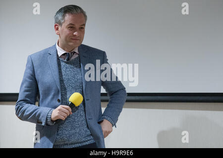 Gdansk, Polonia 24 Novembre 2016 - Robert Biedron incontra i lettori in Sopot per promuovere il suo nuovo libro "monte". Biedron è un polacco attivista LGBT e uomo politico, un ex membro del parlamento polacco, attualmente è il sindaco della città di Slupsk. Credito: Michal Fludra/Alamy Live News Foto Stock