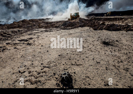 Qayyara, Ninewa Provincia, Iraq. 23 Nov, 2016. Un mortaio inesplose giace vicino alla lotta antincendio sforzi. © Gabriel Romero/ZUMA filo/Alamy Live News Foto Stock