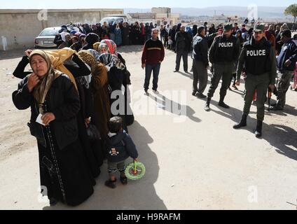 Damasco, Siria. 24 Novembre, 2016. La gente in attesa di ricevere aiuti russi in Damasco, Siria, nov. 24, 2016. La Russia ha ripetutamente inviato soccorsi alla guerra-stanco siriani attraverso il paese dilaniato dalla guerra. © Ammar Safarjalani/Xinhua/Alamy Live News Foto Stock