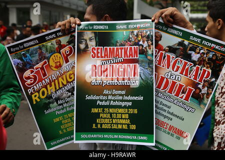 Di Giacarta, a Jakarta, Indonesia. 25 Nov, 2016. Musulmano indonesiano manifestazione studentesca nella parte anteriore del Myanmar ambasciata a Jakarta. Nei loro interventi condannato la violenza da parte del governo del Myanmar contro i Rohingya che succederà maggioranza di religione islamica e il governo indonesiano e le Nazioni Unite in modo proattivo anche fare degli sforzi per la pace e la giustizia per loro © Denny Pohan/ZUMA filo/Alamy Live News Foto Stock