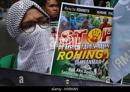 Di Giacarta, a Jakarta, Indonesia. 25 Nov, 2016. Musulmano indonesiano manifestazione studentesca nella parte anteriore del Myanmar ambasciata a Jakarta. Nei loro interventi condannato la violenza da parte del governo del Myanmar contro i Rohingya che succederà maggioranza di religione islamica e il governo indonesiano e le Nazioni Unite in modo proattivo anche fare degli sforzi per la pace e la giustizia per loro © Denny Pohan/ZUMA filo/Alamy Live News Foto Stock