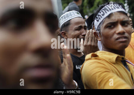 Kuala Lumpur, Malesia. 25 Nov 2016. Rohingya profughi musulmani grida a 'Stop l oppressione dei Rohingya' fuori Myanmmar ambasciata in a Kuala Lumpur il 25 novembre 2016. Circa 5.000 musulmani del Bangladesh hanno dimostrato nella capitale Dhaka dopo la preghiera del venerdì il 25 novembre con centinaia di più che protestavano a Kuala Lumpur, Jakarta e Bangkok come Myanmar montaggio fronte accuse di pulizia etnica e il genocidio. Credito: Aizuddin Saad/Alamy Live News. Foto Stock