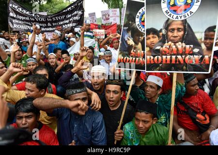 Kuala Lumpur, Malesia. 25 Nov, 2016. Circa cinquecento di Rohingya profughi musulmani gridare slogan durante una manifestazione di protesta contro la persecuzione dei Rohingya musulmani in Myanmar, vicino al Myanmar ambasciata a Kuala Lumpur il 25 novembre 2016. Credito: Chris JUNG/Alamy Live News Foto Stock