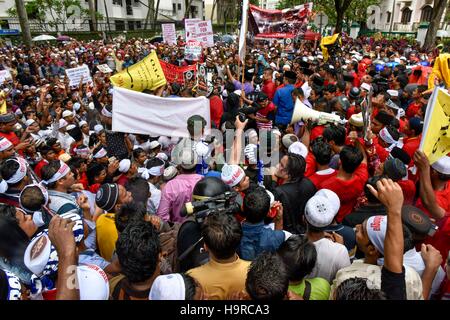 Kuala Lumpur, Malesia. 25 Nov, 2016. Circa cinquecento di Rohingya profughi musulmani gridare slogan durante una manifestazione di protesta contro la persecuzione dei Rohingya musulmani in Myanmar, vicino al Myanmar ambasciata a Kuala Lumpur il 25 novembre 2016. Credito: Chris JUNG/Alamy Live News Foto Stock