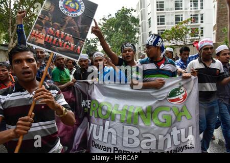 Kuala Lumpur, Malesia. 25 Nov, 2016. Circa cinquecento di Rohingya profughi musulmani gridare slogan durante una manifestazione di protesta contro la persecuzione dei Rohingya musulmani in Myanmar, vicino al Myanmar ambasciata a Kuala Lumpur il 25 novembre 2016. Credito: Chris JUNG/Alamy Live News Foto Stock