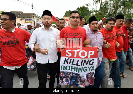 Kuala Lumpur, Malesia. 25 Nov, 2016. Malaysia nome delle ONG in 'Rosso Shirts' leader Datuk Seri Jamal Yunos girato passeggiate con circa cinquecento di Rohingya profughi musulmani durante una manifestazione di protesta contro la persecuzione dei Rohingya musulmani in Myanmar, al di fuori del Myanmar ambasciata a Kuala Lumpur il 25 novembre 2016. Credito: Chris JUNG/Alamy Live News Foto Stock