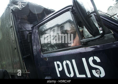 Kuala Lumpur, Malesia. 25 Nov, 2016. Rohingya musulmani che vivono in Malesia in scena una protesta al di fuori del Myanmar ambasciata a Kuala Lumpur contro la persecuzione dei loro cittadini in Myanmar il 25 novembre 2016 Credit: Mohd Hafiz Mohmad Shah/Alamy Live News Foto Stock