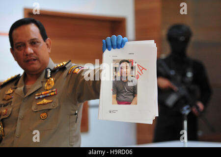 Jakarta, Indonesia. 25 Nov, 2016. La polizia nazionale portavoce Rikwanto mostra una foto di sospetti terroristi Priatna Rio Wibawa a nazionale indonesiano quartier generale della polizia di Jakarta, Indonesia, nov. 25, 2016. Anti-terrorismo squad della polizia indonesiana ha confiscato materiali esplosivi, che saranno utilizzati per far esplodere le ambasciate straniere di uffici e strutture religiose, in un nascondiglio di un membro degli Stati islamici (SI) a Ovest Java provincia, la polizia ha detto che il venerdì. Credito: Xinhua/Alamy Live News Foto Stock