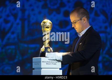 Kazan, Russia. 25 Nov, 2016. La Confed Cup 2017 Trofeo è portato a una prova per il disegno dei gruppi per la Confederations Cup 2017 a Kazan, Russia, 25 novembre 2016. Il gruppo gli avversari per otto-nazione-torneo tra il 17 giugno e il 2 luglio 2017 in Russia sarà redatto il 26 novembre 2016. Foto: Christian Charisius/dpa/Alamy Live News Foto Stock