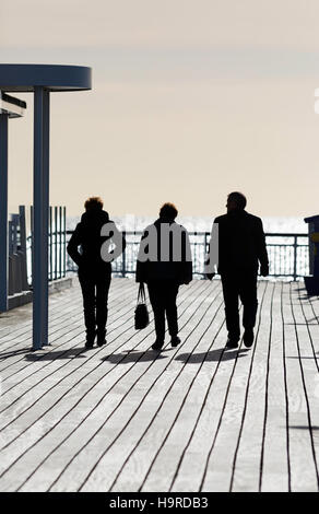 Bournemouth Dorset, Regno Unito 25 novembre 2016. Meteo REGNO UNITO: freddo giorno di sole a Bournemouth Beach. Le figure a piedi lungo il molo stagliano nella luce del sole Credito: Carolyn Jenkins/Alamy Live News Foto Stock
