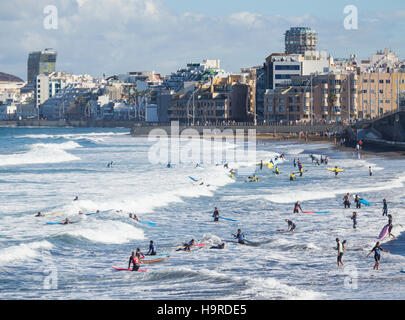 Surfisti sulla spiaggia di Las Canteras a Las Palmas di Gran Canaria Isole Canarie Spagna Foto Stock